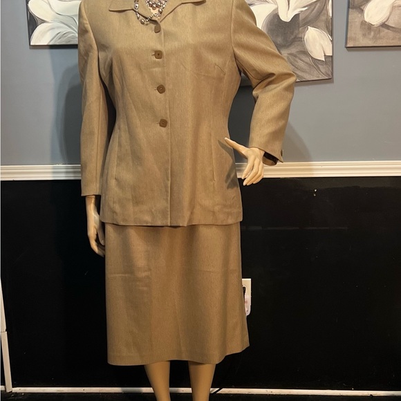 Larry Levine Women Tan Tweed Skirt Suit Blazer Sz 22W Church Business - Picture 3 of 10